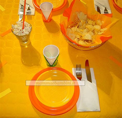 tavola imbandita per una festa di compleanno bambini colorata e gioiosa