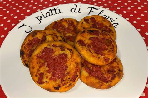 vassoio di pizzette rosse fatte in casa