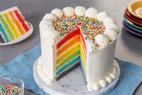torta arcobaleno tagliata che mostra i vari strati colorati