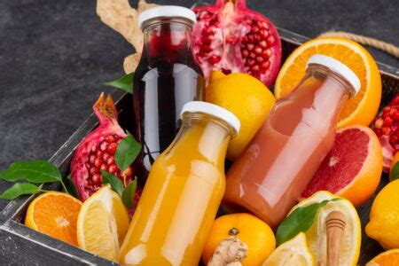 Tavola con diversi tipi di frutta fresca e succhi