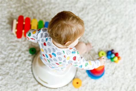 bambino che gioca vicino a un vasino colorato