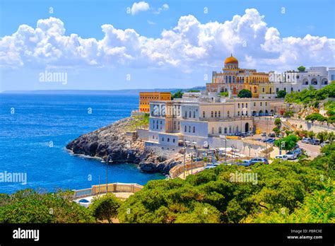 Veduta panoramica della costa di Santa Cesarea Terme con vista verso il promontorio di Santa Maria di Leuca