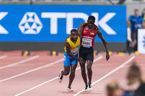 Braima Suncar Dabó aiuta Jonathan Busby ai Mondiali di Atletica di Doha