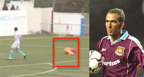 Paolo Di Canio ferma il gioco per il portiere infortunato