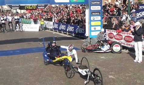 Alex Zanardi spinge un'handbike alla Maratona di Venezia
