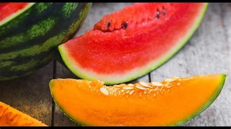bottiglia d'acqua fresca e frutta di stagione come melone e anguria