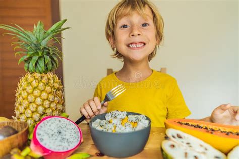 bambino che mangia sano