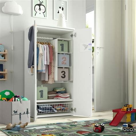 Interno guardaroba SMÅSTAD con accessori regolabili e vestiti appesi