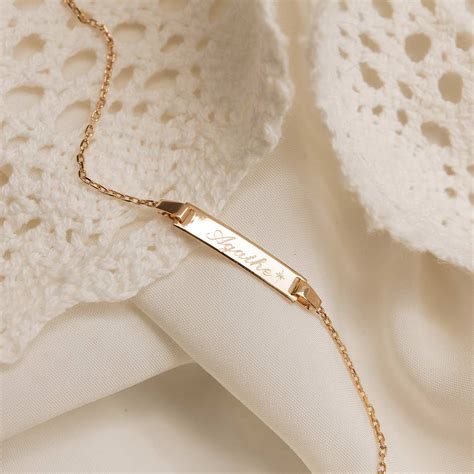 Un bambino felice che indossa un elegante braccialetto in argento