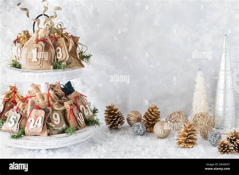 calendario dell'avvento fatto a mano con decorazioni natalizie