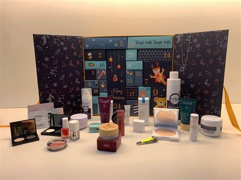 dettaglio di un calendario dell'avvento riempito con piccoli prodotti beauty e dolciumi
