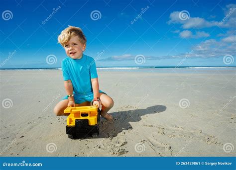 Bambino che gioca felicemente con un camion giocattolo, mettendo in mostra il divertimento del gioco di ruolo