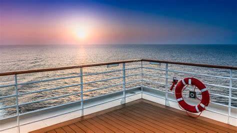 Una famiglia felice che osserva il mare dal ponte di una nave da crociera