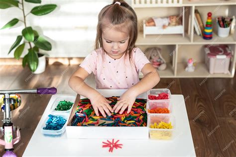bambino che esplora i colori con materiali sensoriali