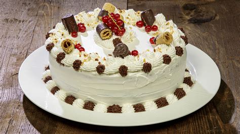 torta di compleanno decorata con personaggi e zuccherini