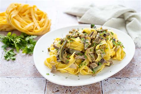 Un piatto di tagliatelle fumanti condite con funghi ovuli freschi, pancetta rosolata e una spolverata di prezzemolo fresco, servite in un elegante piatto di ceramica.