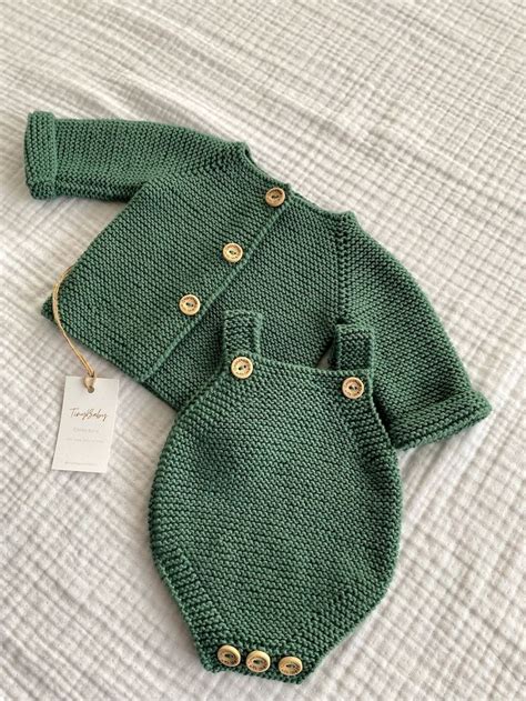 Bambino in pagliaccetto estivo