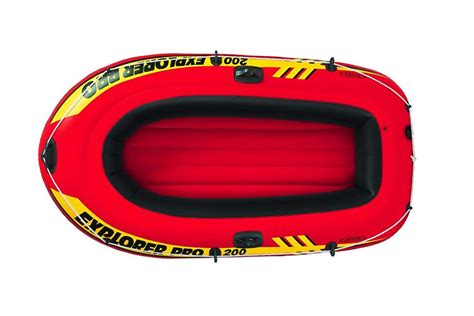 Bambini che giocano in sicurezza con un canotto gonfiabile in un lago calmo