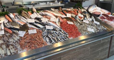 pesce fresco su banco di pescheria