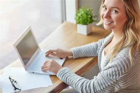 Donna che lavora al computer con una tazza di caffè
