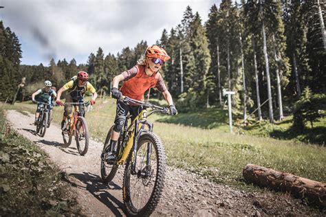 Famiglia in mountain bike sui sentieri dell'Abetone
