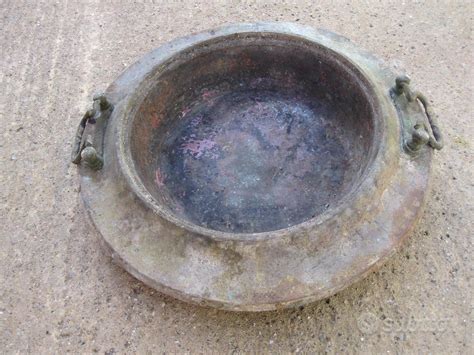 antico strumento o biberon in terracotta usato per l'alimentazione infantile