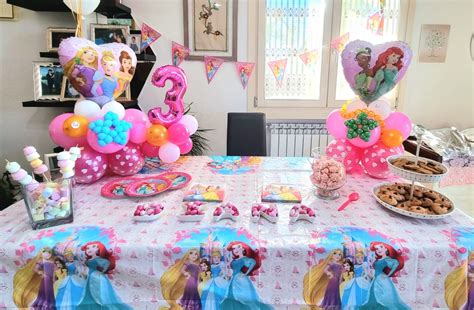 Bambina che sceglie un tema per la festa di compleanno
