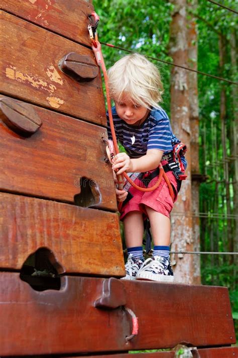 Bambino con imbracatura di sicurezza in un parco