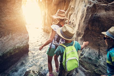 Bambini che esplorano un ambiente sicuro