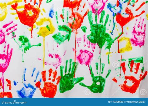 esempio di pittura con le mani su carta