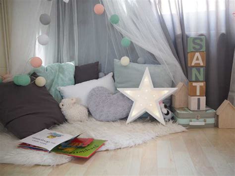 angolo relax in cameretta con cuscini e libri