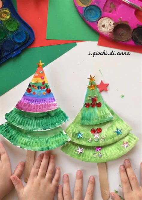 bambini che mostrano i loro lavoretti finiti