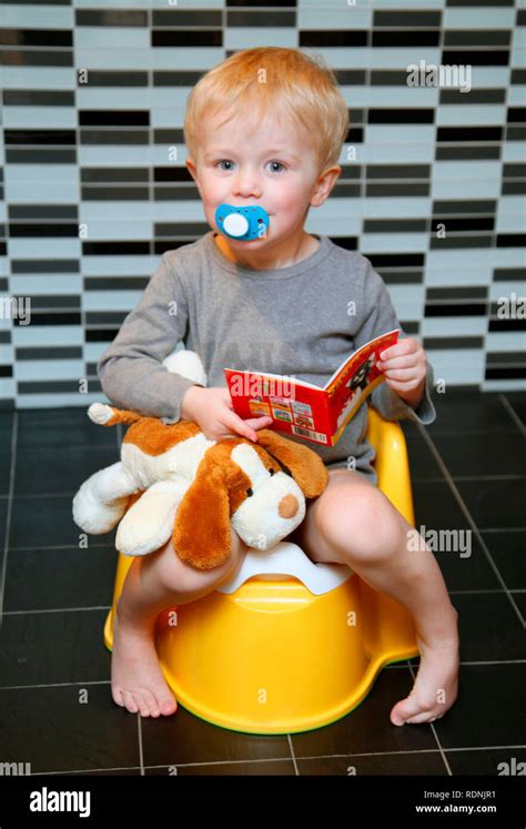 bambino seduto su un vasino colorato