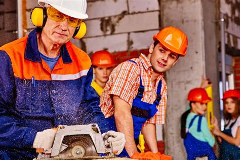 Commerciante anziano al lavoro