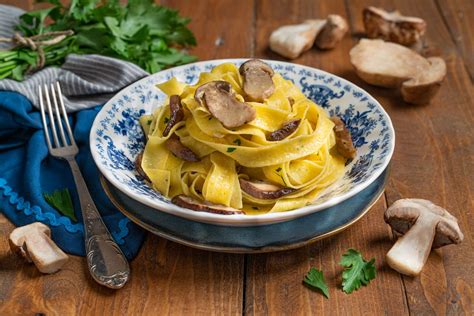 Funghi ovuli e porcini freschi