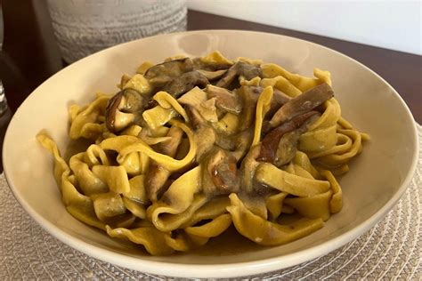 Piatto di fettuccine con funghi ovuli e porcini