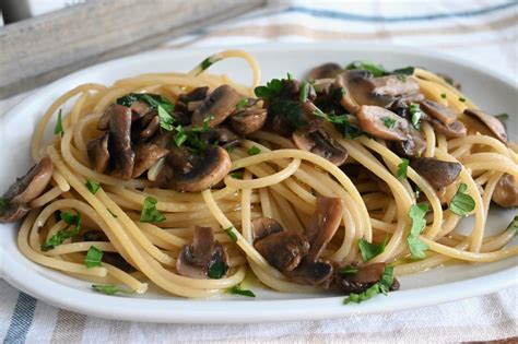 Piatto vegano di pasta ai funghi
