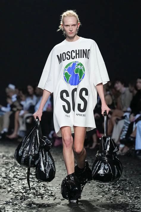 Sfilata iconica di Moschino: una fusione tra provocazione pop e sartorialità classica