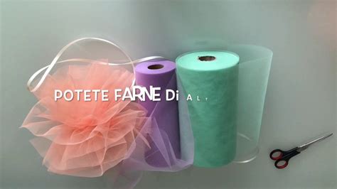 dettaglio macro di un pon pon realizzato in tulle rosa con sfumature di colore