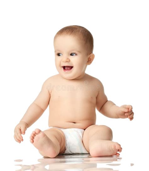 Immagine di un neonato che indossa un pannolino con un sorriso
