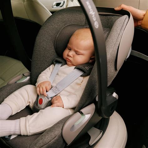 Bambino che dorme in un seggiolino auto Cybex