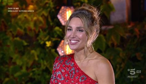 Lucilla Agosti in Sicilia con il pancione