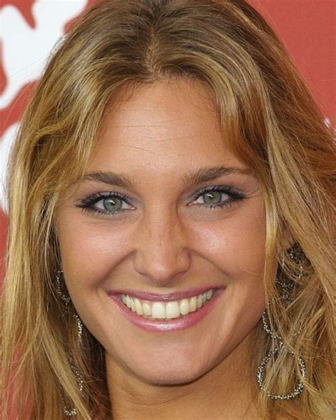 Lucilla Agosti in posa durante un servizio fotografico