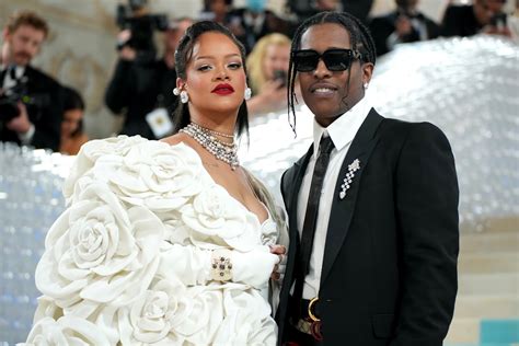 Rihanna con gioiello maternità