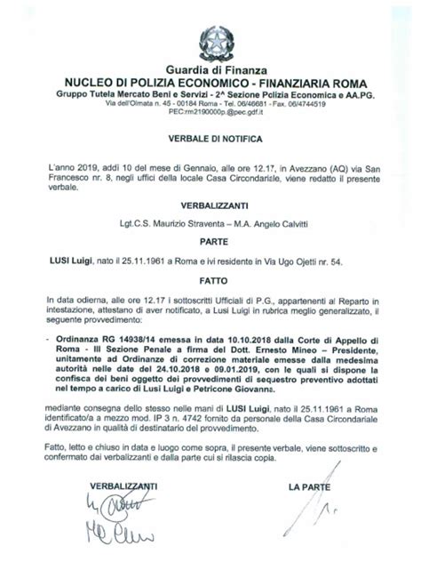Dettaglio di un mandato d'arresto o scena di tensione giudiziaria