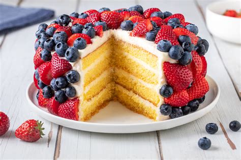 Dettaglio di una colazione a buffet con torte artigianali e frutta fresca