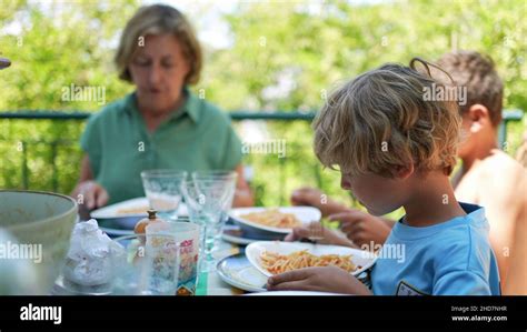 Famiglia felice durante un pasto all'aperto con la sedia Inglesina Fast