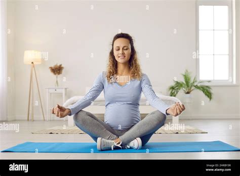 Donna incinta che pratica yoga