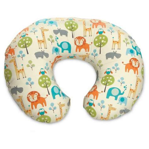 Bambino che gioca in sicurezza con il supporto del cuscino Boppy