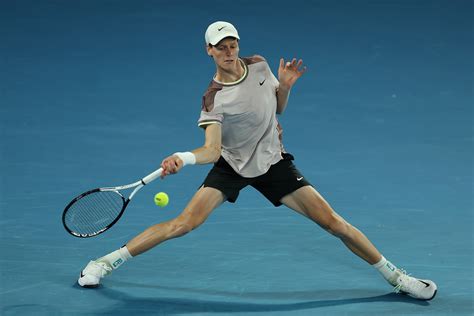 Immagine di Eva Crosetta mentre gioca a tennis